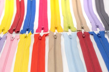 Bağlayıcı kumaş veya tekstil için el yapımı terzilik desenli çok renkli plastik fermuarlar veya Zip Fasteners