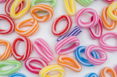 Bir sürü saç tokası. Çok renkli elastikler