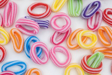 Bir sürü saç tokası. Çok renkli elastikler