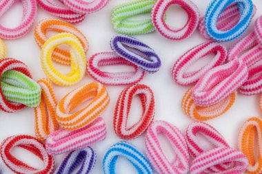 Bir sürü saç tokası. Çok renkli elastikler