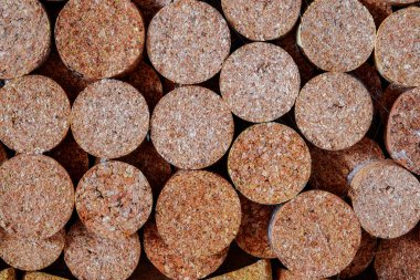 Şarap mantarları olağanüstü eşsiz ve sıra dışı bir arka plan oluşturuyor.