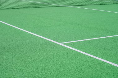 Sentetik çimen tenis kortunun bir parçası.