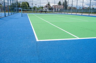 Sentetik çimen tenis kortunun bir parçası.