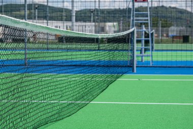 Sentetik çimen tenis kortunun bir parçası.