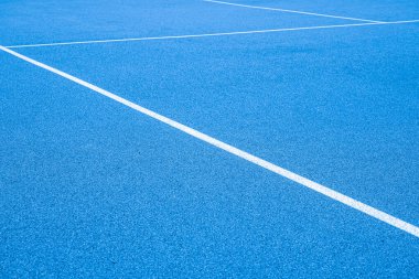 Sentetik çimen tenis kortunun bir parçası.