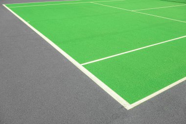 Sentetik çimen tenis kortunun bir parçası.