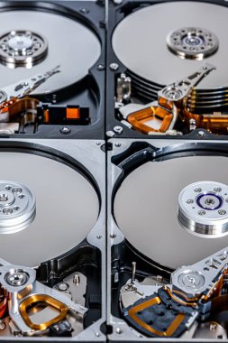 Bilgisayardan parçalanmış sabit disk. Ayna efektli. Bilgisayar kaputundan ayna efektleriyle birlikte sabit disk açıldı. Bilgisayarın bir parçası, dizüstü bilgisayar