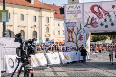 Sibiu City, Romanya - 25 Mayıs 2024. Uluslararası Maraton Sibiu 'daki profesyonel film kamerası, Romanya' nın en büyük hayır maratonu olan Büyük Meydan, Sibiu, Romanya