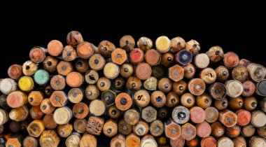 Siyah arka planda silgisi olan eski ahşap kalemler kullanılmış.