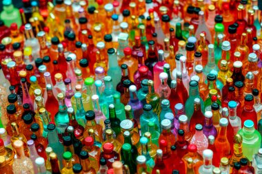 Siyah arka planı ve üst görüntüsü olmayan çeşitli minyatür alkol şişeleri.