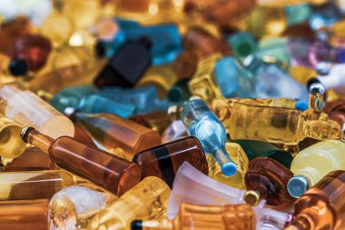 Siyah arka planlı etiketsiz çeşitli minyatür alkol şişeleri