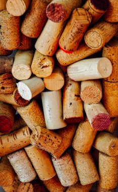 Çeşitli şarapların çeşitli eski mantar tıpalarının arka planı, üst görünüm