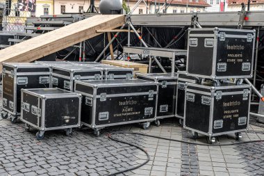 Müzik aletleri için kutular. Nakliye çantası. Konser ekipmanları için kutular. Parti organizasyonu