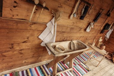 Romanya 'da geleneksel bir evde bir odanın köşesi