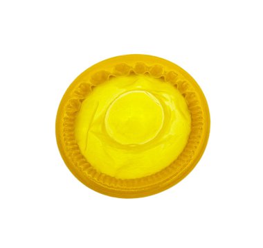 Beyaz arka planda sarı bir prezervatif.