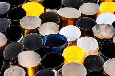 Alüminyum ve plastik şarap kapakları farklı şaraplardan üretiliyor.
