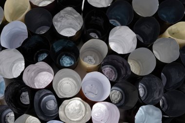 Alüminyum ve plastik şarap kapakları farklı şaraplardan üretiliyor.