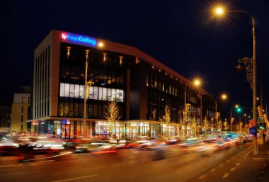 Sibiu City, Romanya - 10 Aralık 2020. Kalabalık ticari alanda araba trafiği