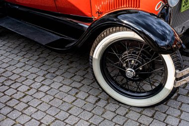 Sibiu City, Romanya - 12 Ağustos 2021 Merkez pazarında klasik klasik klasik arabalar