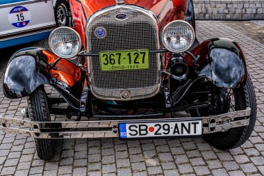 Sibiu City, Romanya - 12 Ağustos 2021 Merkez pazarında klasik klasik klasik arabalar