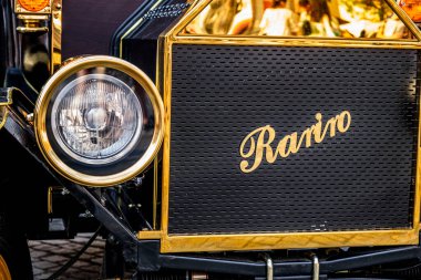 Sibiu City, Romanya - 12 Ağustos 2021 Merkez pazarında klasik klasik klasik arabalar