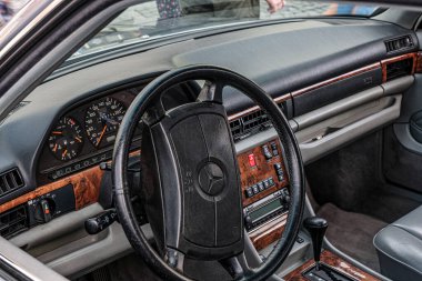 Sibiu City, Romanya - 12 Ağustos 2021 Merkez pazarında klasik klasik klasik arabalar