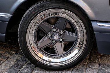 Sibiu City, Romanya - 12 Ağustos 2021 Merkez pazarında klasik klasik klasik arabalar