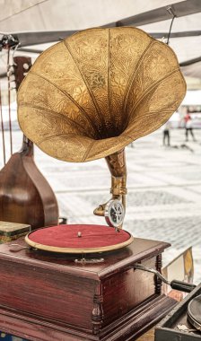 Eski gramofona yakın görünüm