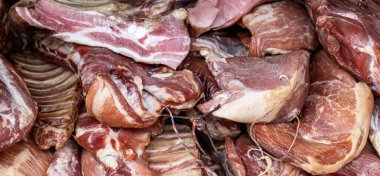 Romanya 'nın Sibiu kentindeki bir açık hava pazarında geleneksel Romen kış tatillerinde satılık et gıdalarıyla imaj.