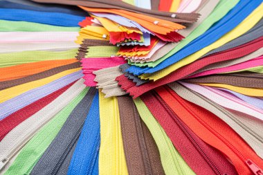 Kumaş veya tekstil bağlamak için kullanılan çok renkli fermuarlar veya Zip Fasteners