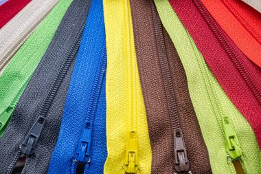 Kumaş veya tekstil bağlamak için kullanılan çok renkli fermuarlar veya Zip Fasteners