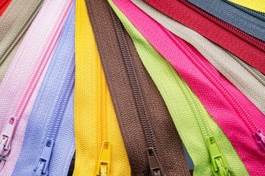 Kumaş veya tekstil bağlamak için kullanılan çok renkli fermuarlar veya Zip Fasteners