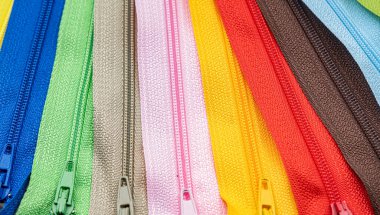 Kumaş veya tekstil bağlamak için kullanılan çok renkli fermuarlar veya Zip Fasteners