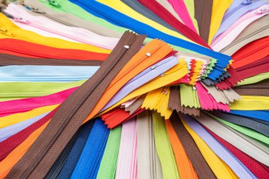Kumaş veya tekstil bağlamak için kullanılan çok renkli fermuarlar veya Zip Fasteners