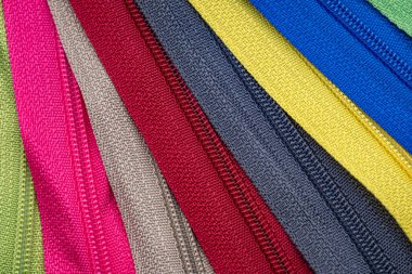 Kumaş veya tekstil bağlamak için kullanılan çok renkli fermuarlar veya Zip Fasteners