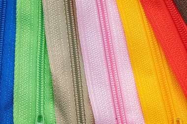 Kumaş veya tekstil bağlamak için kullanılan çok renkli fermuarlar veya Zip Fasteners