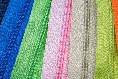 Kumaş veya tekstil bağlamak için kullanılan çok renkli fermuarlar veya Zip Fasteners