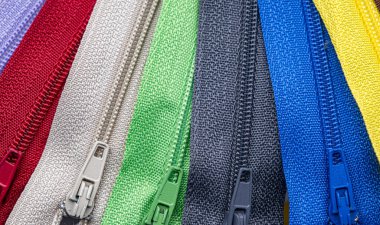 Kumaş veya tekstil bağlamak için kullanılan çok renkli fermuarlar veya Zip Fasteners