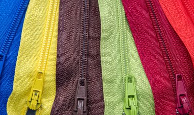 Kumaş veya tekstil bağlamak için kullanılan çok renkli fermuarlar veya Zip Fasteners