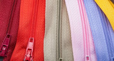 Kumaş veya tekstil bağlamak için kullanılan çok renkli fermuarlar veya Zip Fasteners