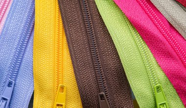 Kumaş veya tekstil bağlamak için kullanılan çok renkli fermuarlar veya Zip Fasteners