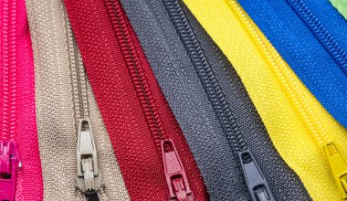 Kumaş veya tekstil bağlamak için kullanılan çok renkli fermuarlar veya Zip Fasteners
