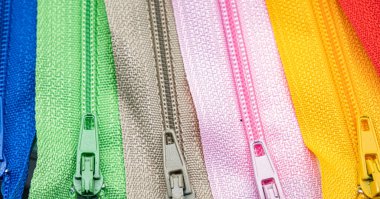 Kumaş veya tekstil bağlamak için kullanılan çok renkli fermuarlar veya Zip Fasteners