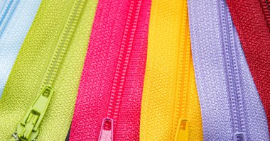 Kumaş veya tekstil bağlamak için kullanılan çok renkli fermuarlar veya Zip Fasteners