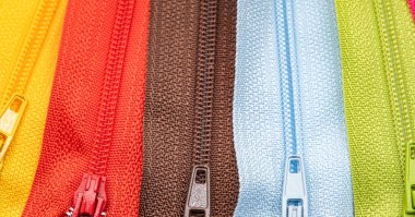 Kumaş veya tekstil bağlamak için kullanılan çok renkli fermuarlar veya Zip Fasteners