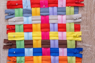 Kumaş veya tekstil bağlamak için kullanılan çok renkli fermuarlar veya Zip Fasteners