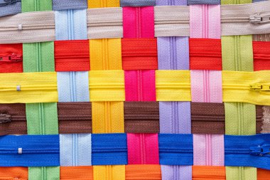 Kumaş veya tekstil bağlamak için kullanılan çok renkli fermuarlar veya Zip Fasteners