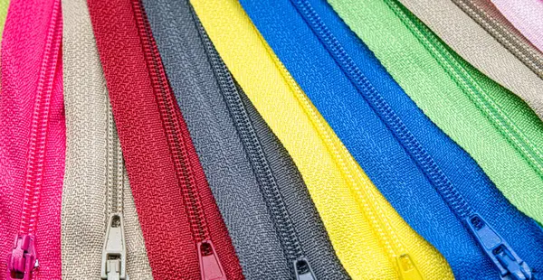 Kumaş veya tekstil bağlamak için kullanılan çok renkli fermuarlar veya Zip Fasteners