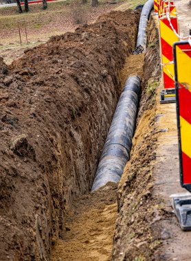 Hendek yeni plastik su boru hattı. Eski paslı tüpler tarafından yeni bir değiştirme