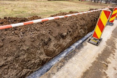 Hendek yeni plastik su boru hattı. Eski paslı tüpler tarafından yeni bir değiştirme